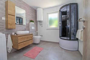 Shower, hair dryer, towels