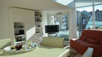 Fernseher, Tischtennisplatte, Bücher