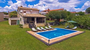 A pool with lounge chairs, a stone house, and a clear sky. - Holiday house Stara Hiža * large garden, private pool, free WiFi (Sveti Petar u Šumi)
