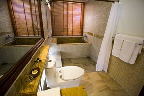 Superior kamer | Badkamer | Een haardroger, pantoffels, een bidet, handdoeken
