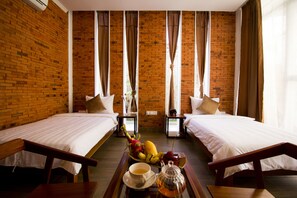 Tomannsrom – exclusive, bassengutsikt | Minibar, safe på rommet, individuelt dekorert og skrivebord