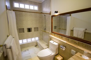 Secador de pelo, pantuflas, bidet, toallas