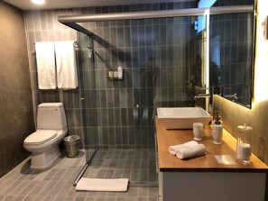 Dusche, Haartrockner, Handtücher, Seife