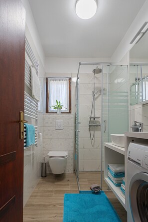 Een douche, een haardroger, handdoeken