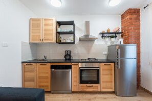 Fridge, oven, stovetop, dishwasher
