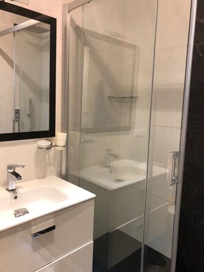 Haartrockner, Handtücher, Toilettenpapier