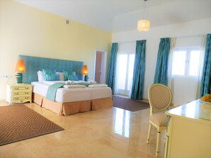 4 bedrooms, iron/ironing board, travel crib, WiFi - luxury villa for 8 persons with private pool, panoramic views, WIFI (Manilva)