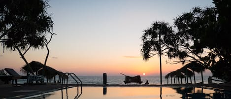 Piscine extérieure, cabanons gratuits, parasols de plage