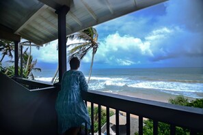 客房, 1 張特大雙人床, 海景 | 迷你吧、客房內保險箱、遮光布/窗簾、熨斗/熨衣板