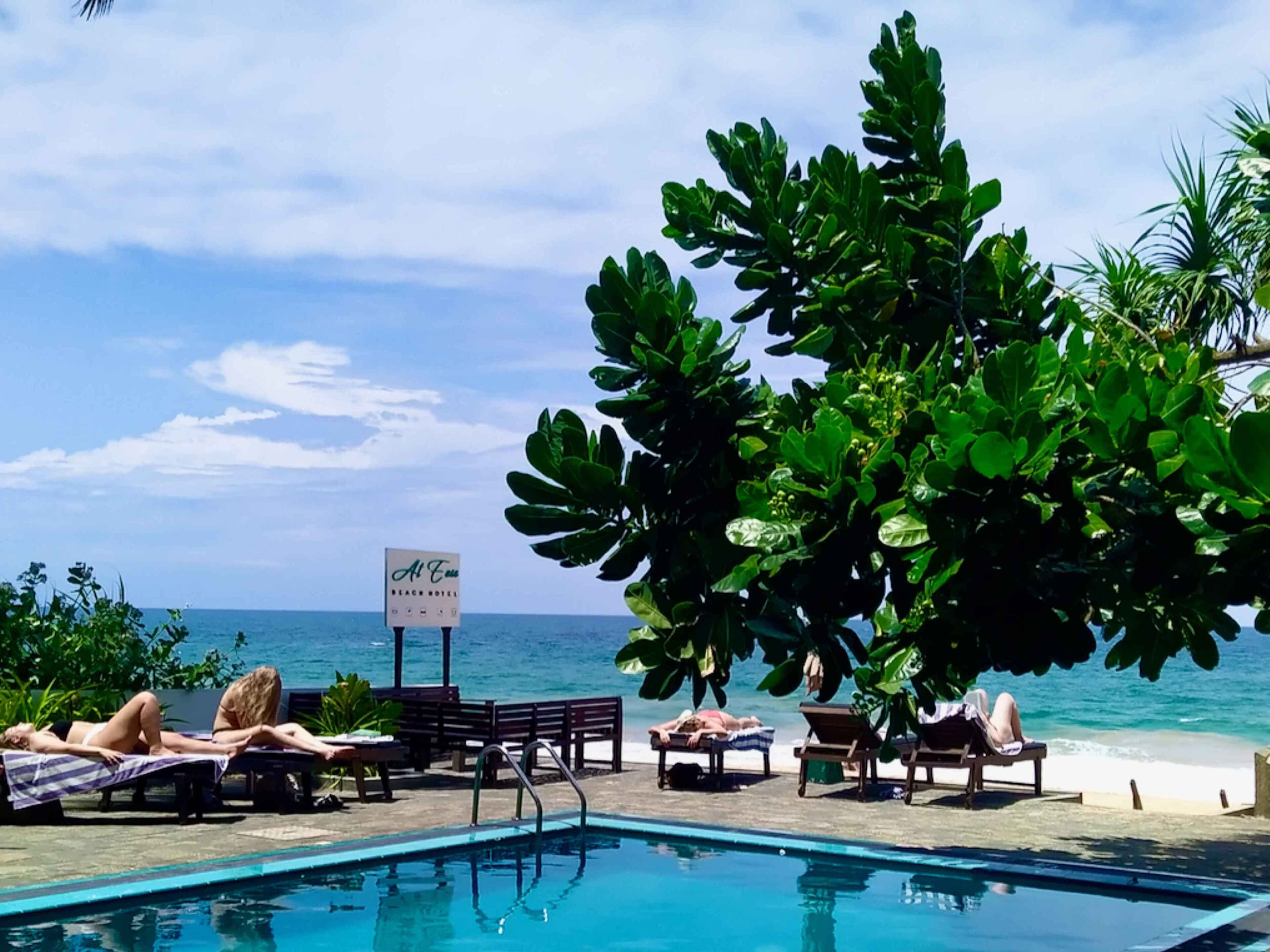 Una piscina al aire libre, camas de piscina gratis, sombrillas