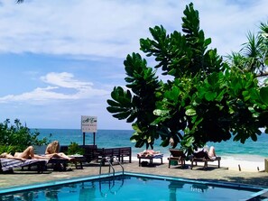 Een buitenzwembad, gratis zwembadcabana's en parasols bij het zwembad