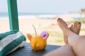 Trên bãi biển, lều miễn phí, ghế dài tắm nắng, khăn tắm biển 