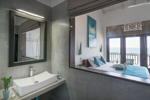 Quarto, 1 cama King, vista para o mar | Banheiro | Chuveiro, chuveiro com efeito de chuva, toalhas de banho 