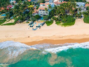 Na praia, barracas de praia de cortesia, espreguiçadeiras 