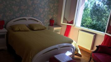 3 bedrooms, iron/ironing board, internet, bed sheets