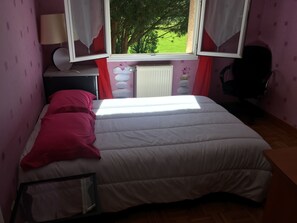 3 habitaciones, tabla de planchar con plancha, internet y ropa de cama