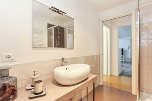 Shower, hair dryer, bidet, towels