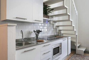 冷蔵庫、電子レンジ、オーブン、コンロ