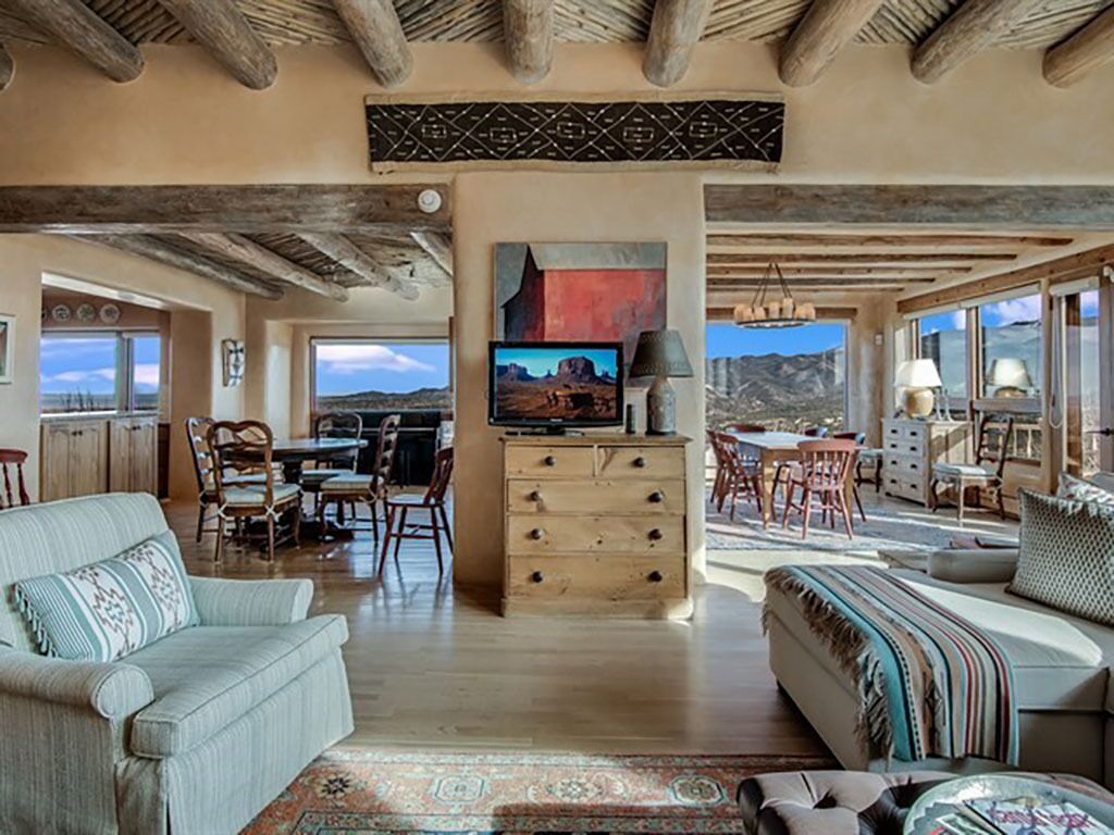 Una televisión, una chimenea