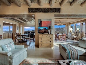 Televisión y chimenea 