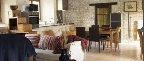 Fernseher, DVD-Player, Bücher, Videothek