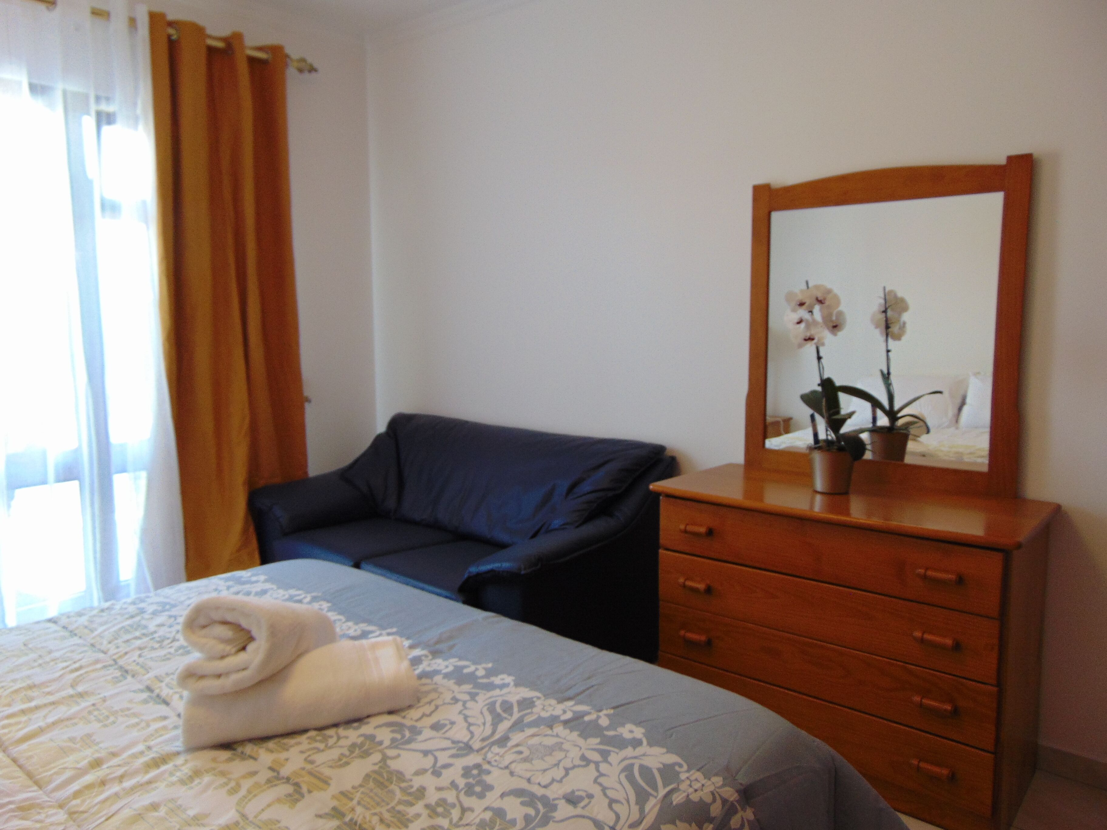 2 soverom, skrivebord og strykejern/-brett