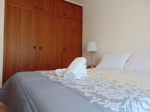 2 bedrooms, desk, iron/ironing board