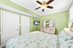 Room - Stunning Beach Suite, Heated Pool, Steps to Sand! Clearwater ➠ Beach Suites #105 (Clearwater Beach)