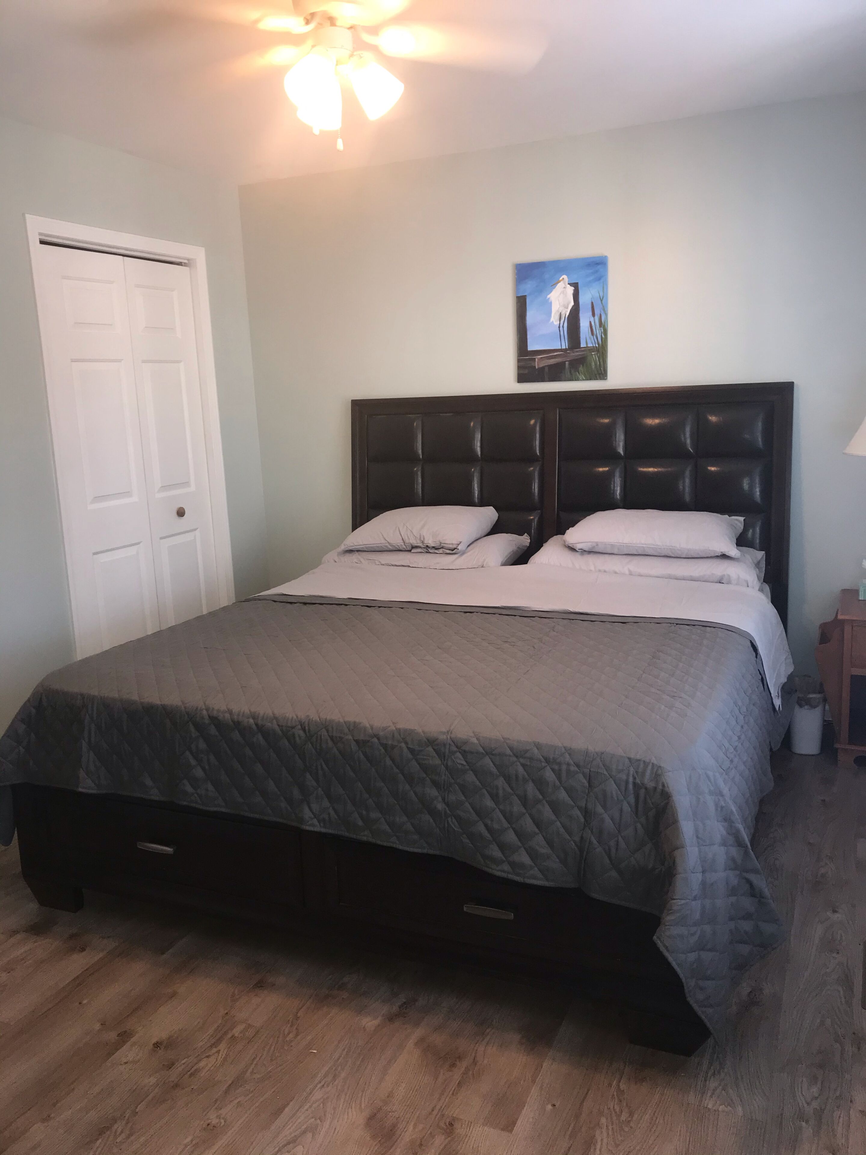 3 chambres, coffres-forts dans les chambres, fer et planche à repasser