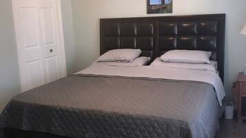 3 chambres, coffres-forts dans les chambres, fer et planche à repasser