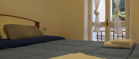 2 室のベッドルーム、アイロン / アイロン台、WiFi (無料)、ベッドシーツ