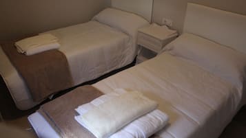 2 quartos, ferros/tábuas de passar roupa, berço de viagem