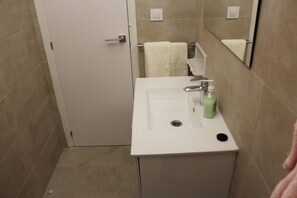 Douche, sèche-cheveux, serviettes fournies, savon
