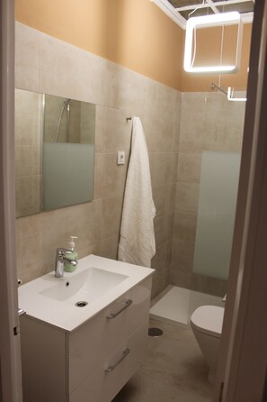 Een douche, een haardroger, handdoeken, zeep