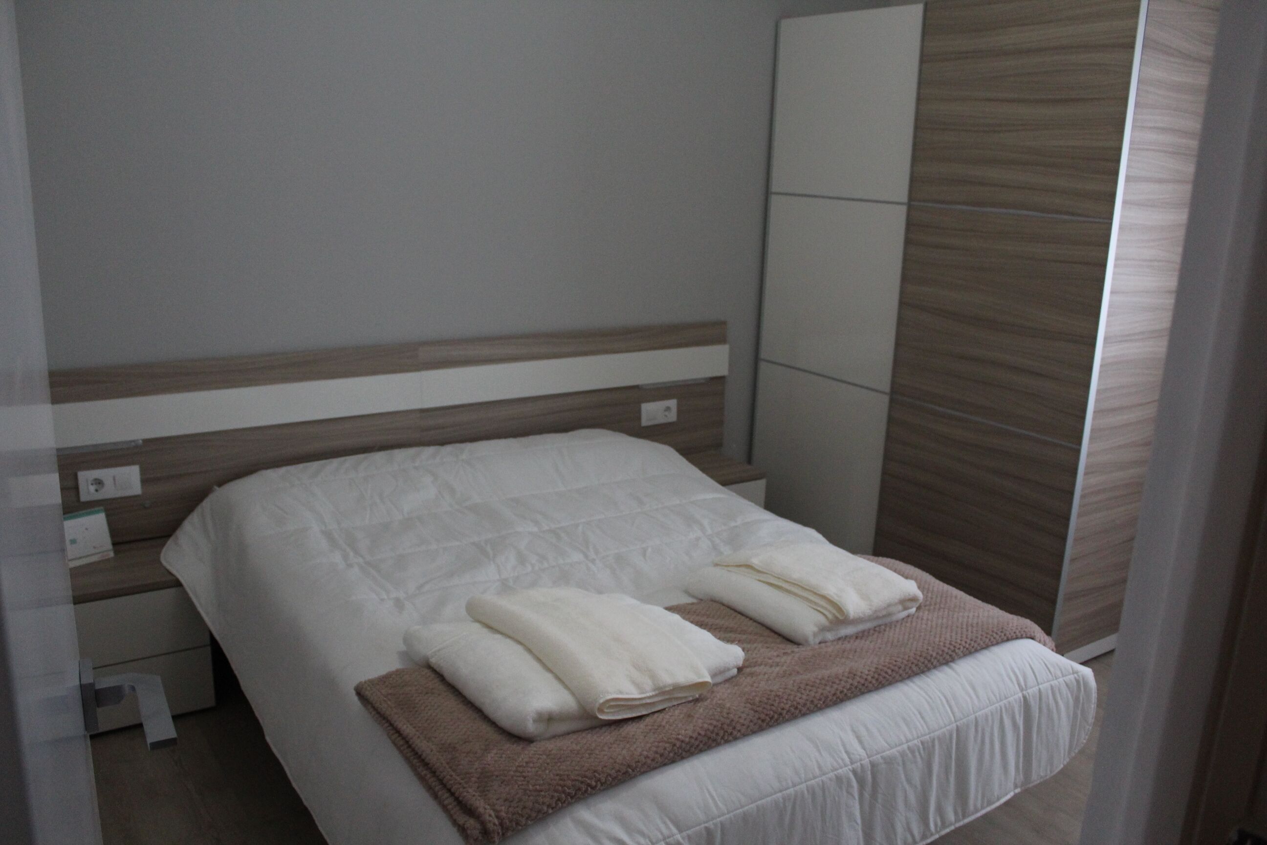 2 bedrooms, iron/ironing board, travel cot, free WiFi