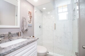 Combined shower/bathtub, hair dryer, towels