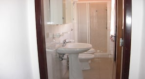Doccia, bidet, asciugamani, sapone