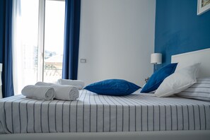 Cortinas blackout, wifi gratis y ropa de cama