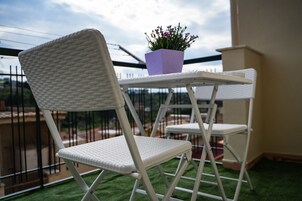 Quarto família, várias camas, vista parcial para o mar | Terraço/pátio