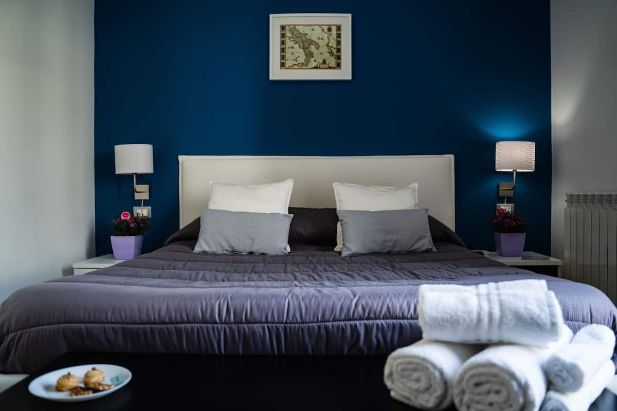 Deluxe kamer, meerdere bedden, uitzicht op stad | Verduisterende gordijnen, gratis wifi, beddengoed