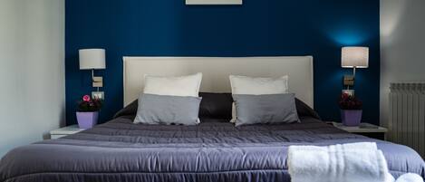 デラックス ルーム ベッド (複数台) シティビュー | 遮光カーテン、WiFi (無料)、ベッドシーツ