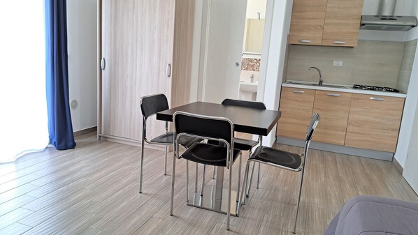 Una cocina moderna con armarios de madera y una campana extractora de acero inoxidable.