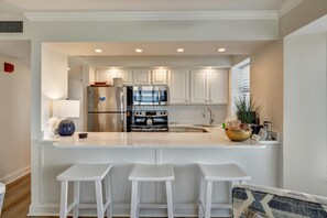 Réfrigérateur, micro-ondes, cafetière/bouilloire, chaise haute