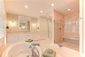 Combined shower/bathtub, jetted bath, hair dryer, towels - Ultimate Island Getaway - Monthly Beach Rental ➠ 760 Bay Esplanade (Clearwater)