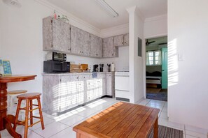 Kühlschrank, Mikrowelle, Ofen, Wasserkocher mit Kaffee-/Teezubehör