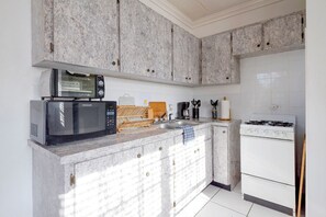 Kühlschrank, Mikrowelle, Ofen, Wasserkocher mit Kaffee-/Teezubehör