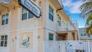 Ein Gebäude mit einem Schild für 'Clearwater Beach Suites' und einem Meerjungfrauen-Logo.