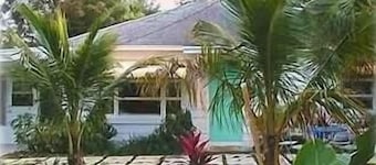 "OLD FLORIDA" RIVERSIDE POOL COTTAGE THAT TIME FORGOT