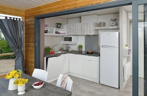 Fridge, stovetop, dishwasher, coffee/tea maker