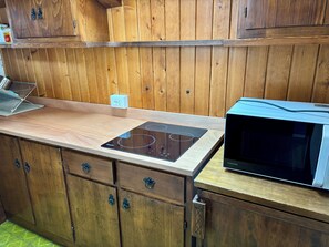 Réfrigérateur, four, plaque de cuisson, cafetière/bouilloire